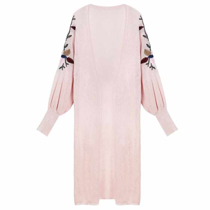 服飾的華彩詩篇 色彩、刺繡與皮革的交織之美